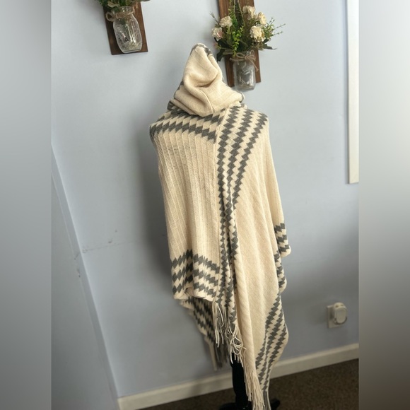 Poncho hooded Aztec print bohemian fringe hem chic hippie western indie chic - Picture 4 of 7